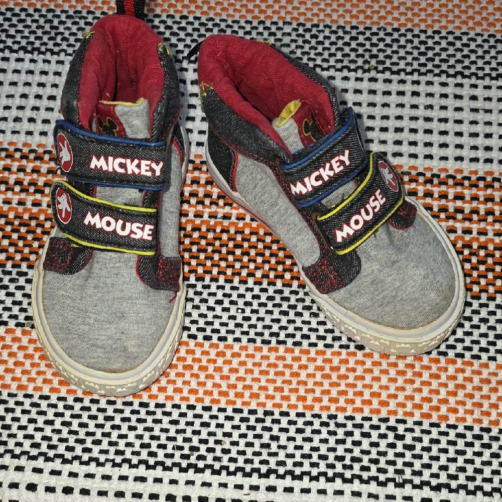 Kids Sneakers - Gray and Red
